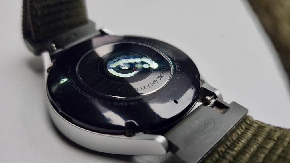 Galaxy Watch 4 in 2024 - all the sensor at the glass back housing 
